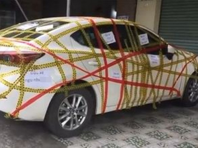 Đỗ xe chắn kín cửa nhà người khác, gia chủ có cách trừng phạt cao tay khiến dân tình hả hê