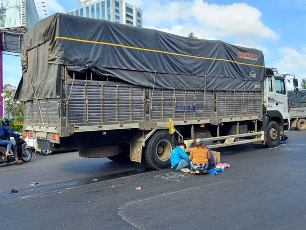 Xe máy của 3 mẹ con va chạm với xe tải, bé trai 7 tuổi thiệt mạng thương tâm
