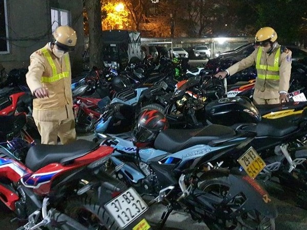 Hơn trăm 'quái xế' nẹt pô gây mất trật tự trên đường Hà Nội