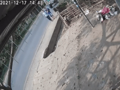 Clip: Hãi hùng 2 người đi bộ lề đường vẫn bị 'hung thần' xe tải đi sai làn tông trúng