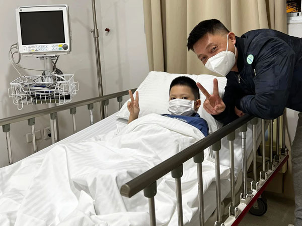 Con trai bị ngã xe đạp gãy tay, BTV Quang Minh có cách xử lý khiến ai cũng phải gật gù công nhận 'dạy con quá giỏi'