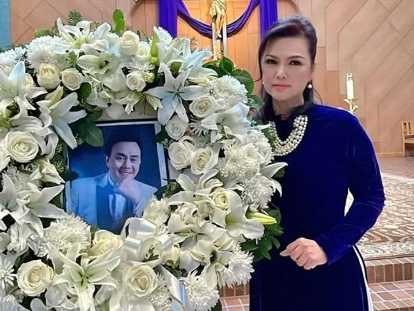 Vợ Chí Tài trang điểm xinh đẹp, diện áo dài nền nã nhưng cuối cùng vẫn khóc nức nở trong lễ giỗ đầu của chồng tại Mỹ