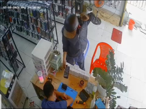 Nhân viên tiệm phụ kiện điện thoại ngủ quên bị kẻ trộm lấy mất điện thoại ngay trước mặt