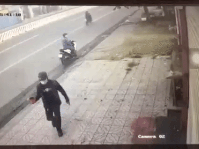Bức xúc, 2 người đàn ông ngang nhiên tạt sơn vào một cửa hàng giữa ban ngày