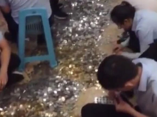 Thanh niên 'thồ' 20 bình tiền xu đi mua nhà, 26 nhân viên đếm mỏi tay suốt 4 giờ