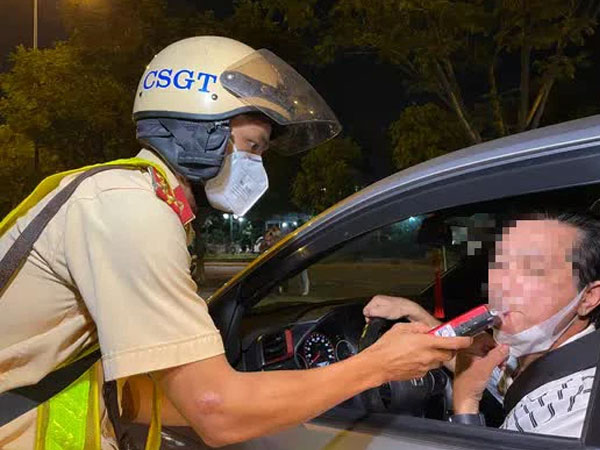 Người đàn ông chở vợ và hai con nhỏ 'cố thủ' trong ôtô ở TP Thủ Đức