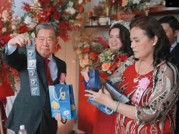 Dân mạng trầm trồ với đoạn clip cô dâu được bố mẹ tặng 'combo' của hồi môn gồm 2 căn nhà, vàng bạc, tiền mặt trị giá 30 tỷ đồng trong ngày cưới