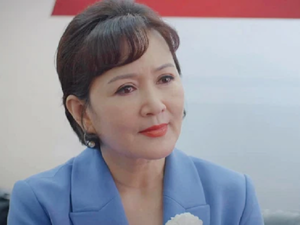 Thương ngày nắng về: Bà Nhung chê bai bông hoa trên áo Trang, dân mạng tranh cãi chuyện mẹ không nhận ra con dù đã có gợi ý
