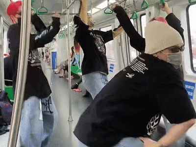 Ngán ngẩm hình ảnh nhóm idol Tiktok nhảy sexy trên tàu Cát Linh - Hà Đông, 'dọi' cả bàn tọa vào mặt khách hàng khác