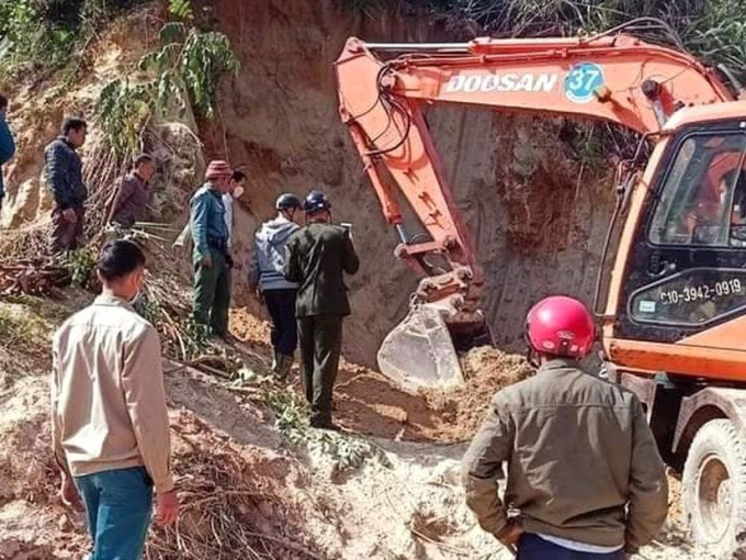 Sạt lở đất vùi lấp 5 cháu nhỏ, 1 bé trai tử vong thương tâm