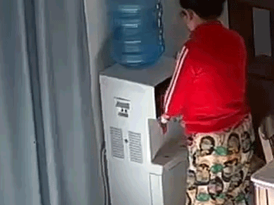 Người phụ nữ rót nước mà không hề biết 'thứ' suýt chui vào miệng, dân mạng xem xong vội chạy đi kiểm tra trong nhà mình có không