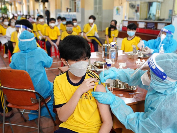 Hai em học sinh lớp 7 khai báo được tiêm liên tiếp 2 mũi vaccine Pfizer