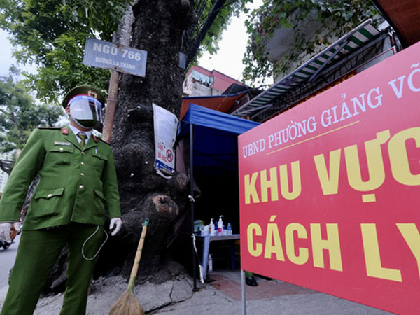Một số F0 ở Hà Nội phải tự tìm 'bác sĩ mạng' vì phường quá tải