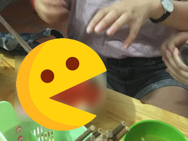 Dốc lấy dốc để lọ tiêu vào bún chả cho thơm, cô gái ngã ngửa khi thấy thứ rơi vào bát: Hóa ra 'đói mờ mắt' là có thật à!
