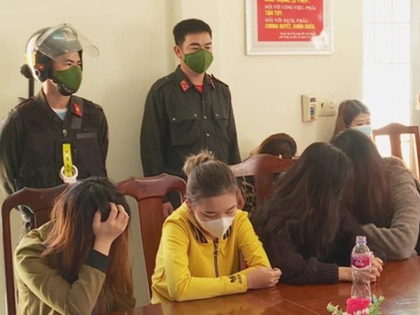 Chủ quán Karaoke nhận 32 khách hát là... người quen khi bị kiểm tra