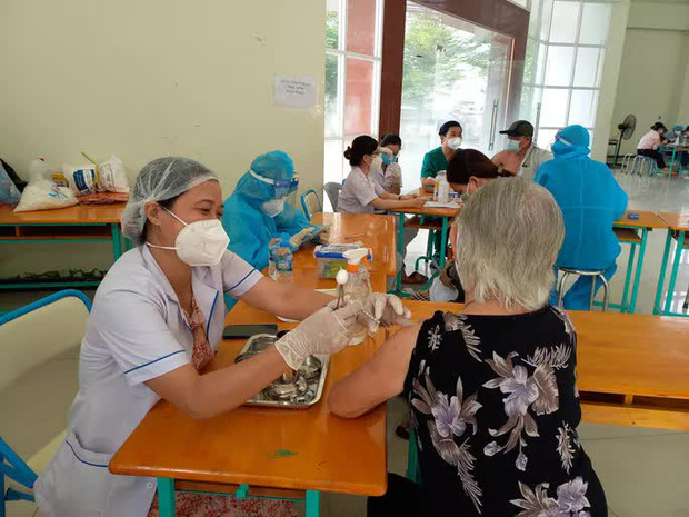 TP.HCM rút ngắn thời gian tiêm liều nhắc vắc-xin phòng Covid-19