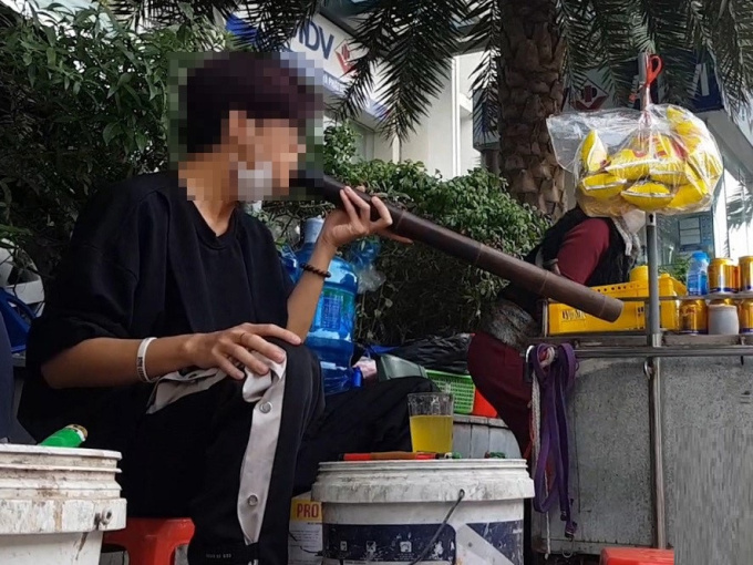 Trăm F0 ngoài cộng đồng, ‘anh em’ ở Hà Nội ung dung rít chung điếu cày