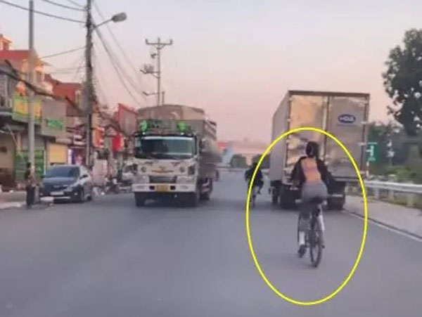 Cô gái 'mặc như không' đạp xe giữa mùa đông gây nhức nhối