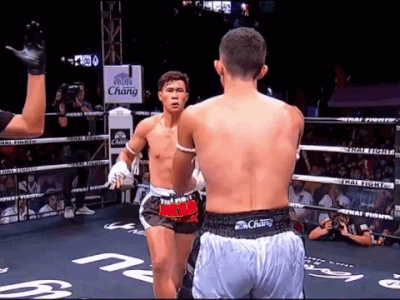 Clip: Võ sĩ Muay Thái dùng 'đòn bẩn' để hạ knock out đối thủ