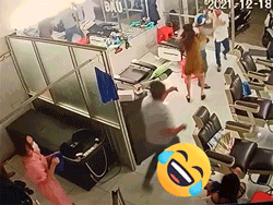 Hỏi đường với thái độ 'hổ báo', thanh niên bị khách gội đầu đấm cho sấp mặt