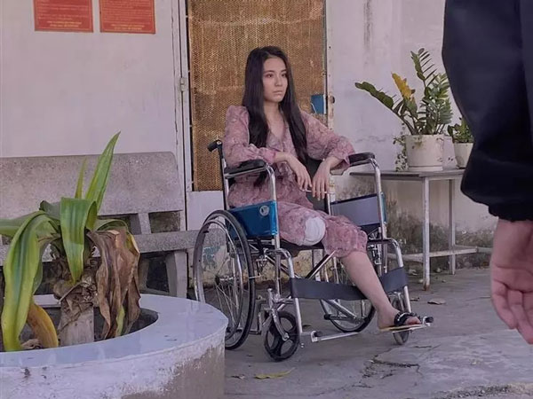 Linh Miu gây sốc mất một chân, mặt tái mét nhìn đến tội