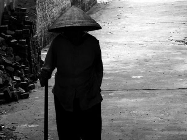 Chia hết tài sản cho 2 con trai, giờ mẹ tôi sống như kẻ 'ăn bám', hết tháng lại chống gậy từ nhà thằng này sang nhà thằng kia ở nhờ