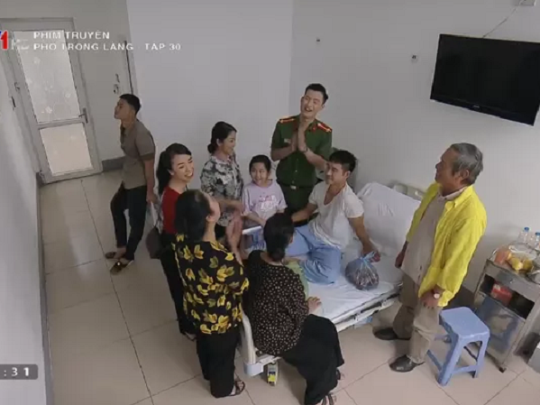 Phố trong làng tập 30: Dân làng vui mừng khi biết Đông tai qua nạn khỏi, nuôi gà chuẩn bị tiệc lớn