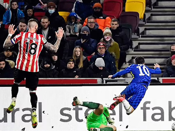 Chelsea nhọc nhằn vào bán kết League Cup
