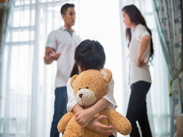 Xé lòng trước câu hỏi của cô bé có gia đình tan vỡ: 'Bố đã thành bố của người khác, vậy bố của con đâu?'