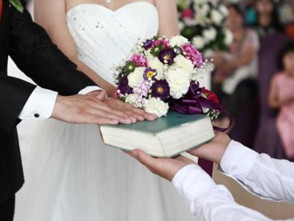 Vợ chết trong đêm tân hôn, tay nắm chặt chiếc chăn bông đang đắp trên người, tôi nuốt nước mắt đưa mẹ vào tù trong tuyệt vọng