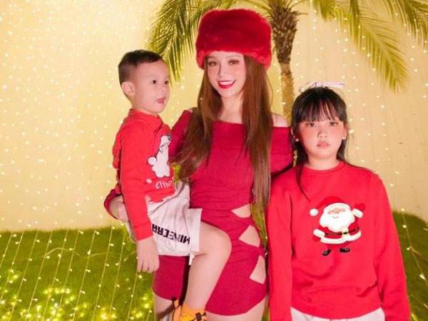 Huyền Baby hiếm hoi tung ảnh chụp cùng hai con trước biệt thự của gia đình