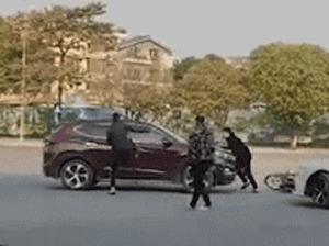 Cả chục thanh niên đập phá, lái xe rượt đuổi nhau như phim hành động