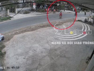 Khoảnh khắc kinh hoàng: Bé trai đi xe đạp sang đường bị xe máy tông trúng nằm im bất động, phương tiện 'bắn' xa hàng chục mét
