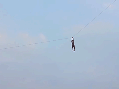 Kinh hoàng thanh niên thả diều bị gió cuốn lên cao hàng chục mét