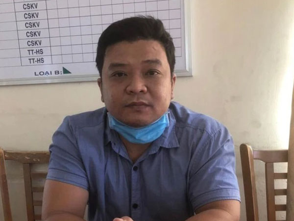 Thanh niên lái ô tô đi uống cà phê rồi cạy cốp xe máy lấy trộm nhiều tiền vàng