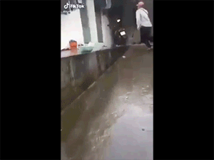 Choáng váng với màn đánh ghen như phim chưởng: Chồng tung cước đá bay cửa phòng trọ xông vào khiến tiểu tam không kịp mặc nổi quần