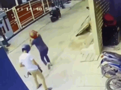 Hài hước: 2 tên cướp ngớ người khi bị cô gái trộm mất xe