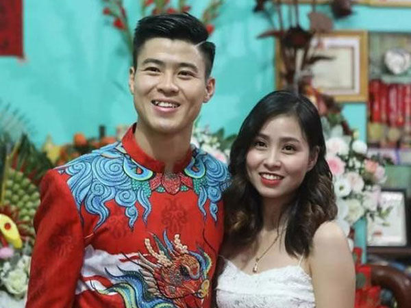 Chị gái cầu thủ Duy Mạnh có hành động phản cảm với trọng tài trận Việt Nam - Thái Lan