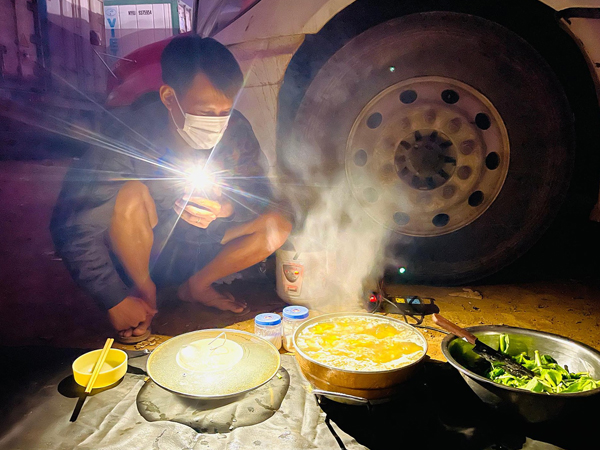 'Vạ vật ngồi đất ăn cơm' giữa đêm lạnh của tài xế bị tắc biên ở Lạng Sơn