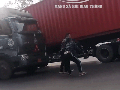 Clip: 2 tài xế dừng xe, lao vào 'quyết chiến' kịch liệt ngay giữa đường gây ùn tắc cả đoạn dài