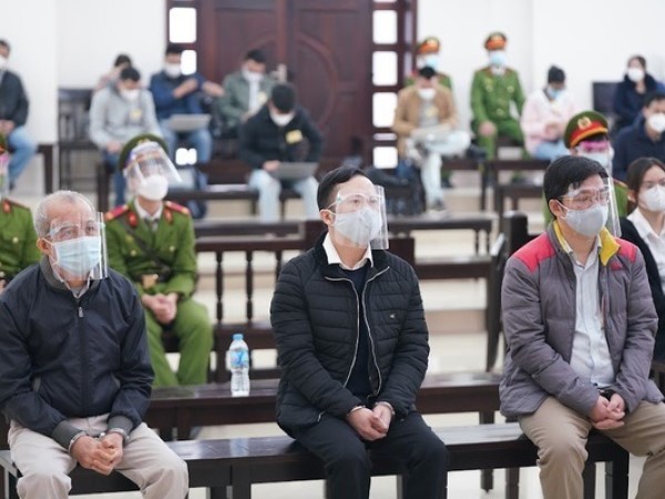 Người cấp bằng giả Trường ĐH Đông Đô nhận án tù, 'học giả' mua bằng tính sao?