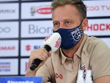HLV Thái Lan chê ĐT Việt Nam 'tấn công kém'