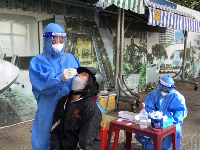Một bệnh viện từng mua kit Việt Á giá 'trên trời': Phải mượn máy XN của họ nên bị lệ thuộc