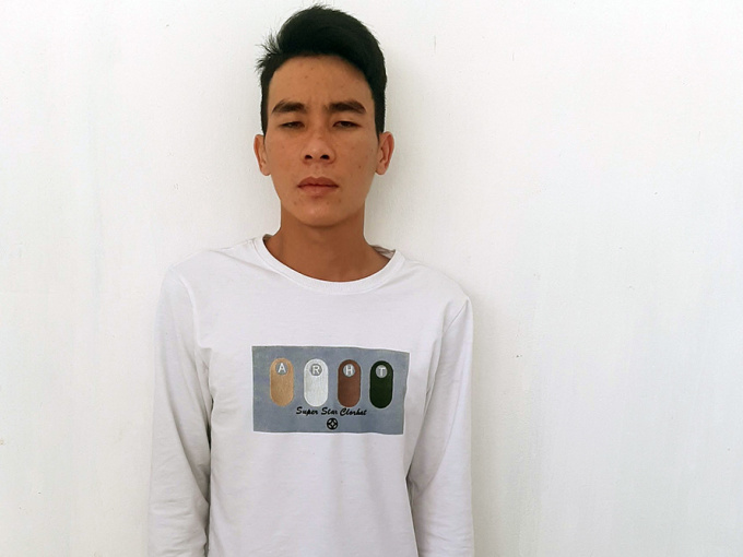 Thanh niên vào tiệm cầm đồ từ nóc nhà, 'trùm chăn' camera, 70 điện thoại bốc hơi