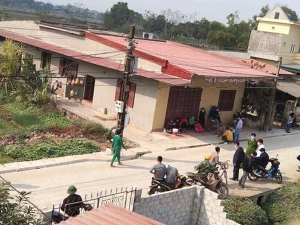 Cháu đi học về bàng hoàng phát hiện bà tử vong nằm gục trên vũng máu, trên cổ có vết cắt lớn
