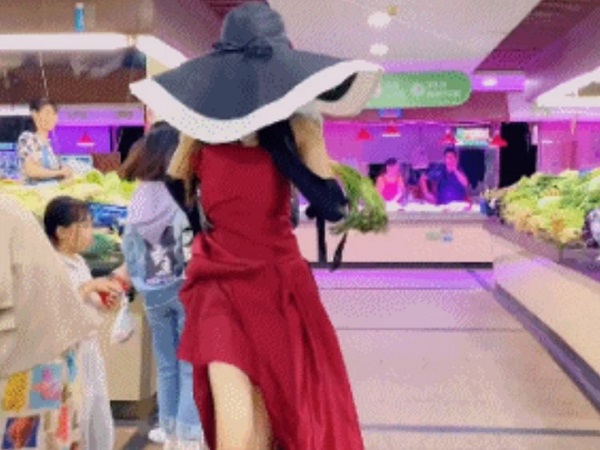 Tranh cãi gái đẹp lên đồ lồng lộn đi mua rau, biến khu chợ thành sàn catwalk để quay clip 'sống ảo'