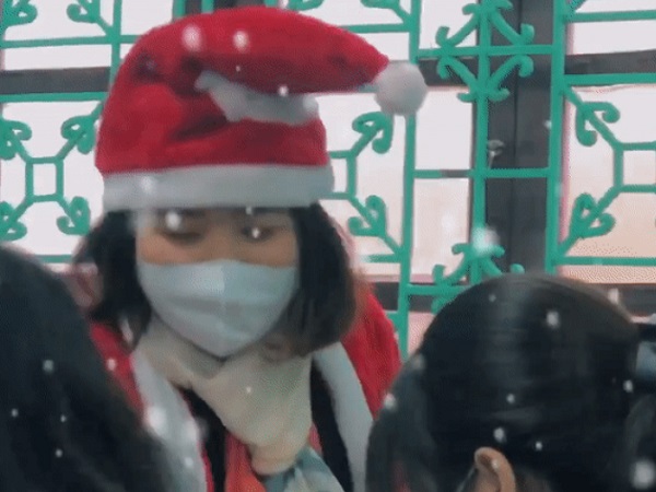 Cô giáo hóa thân thành 'bà già Noel' đến từng bàn tặng quà cho học sinh khiến dân tình 'thả tim' rần rần