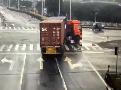 Xe container mất lái gây tai nạn và phản ứng xuất thần của tài xế xe ba bánh