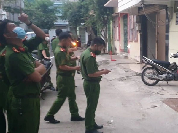 Thuê nhà nghỉ rồi nhảy từ tầng 4 xuống đất, người phụ nữ 34 tuổi hấp hối bên lề đường