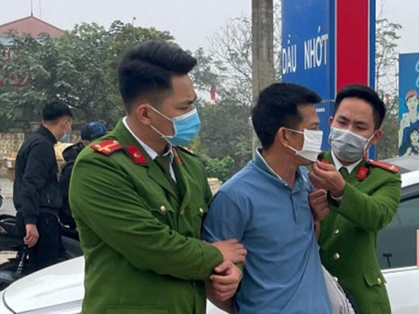 Bắt quả tang đối tượng vận chuyển trái phép cá thể rắn hổ mang chúa